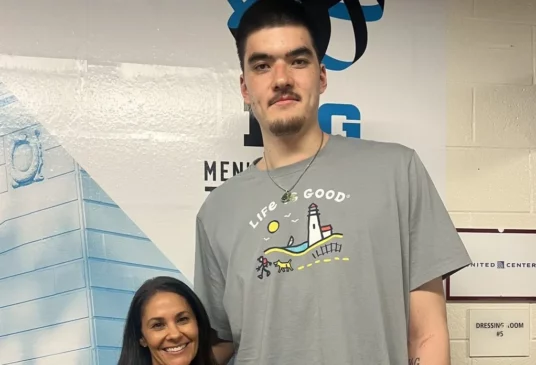 Read more about the article Tracy Wolfson Uses Ladder for Interviews with 7-Foot-4 Zach Edey