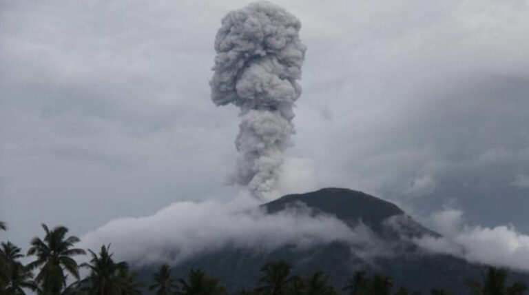 Read more about the article Ibu Volcano Erupts in Indonesia, Prompting Safety Measures