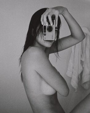 Read more about the article Kendall Jenner Embraces Boldness in Topless Instagram Post