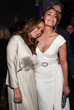 Read more about the article Leah Remini and Jennifer Lopez Reconnect Amid Marital Troubles with Ben Affleck