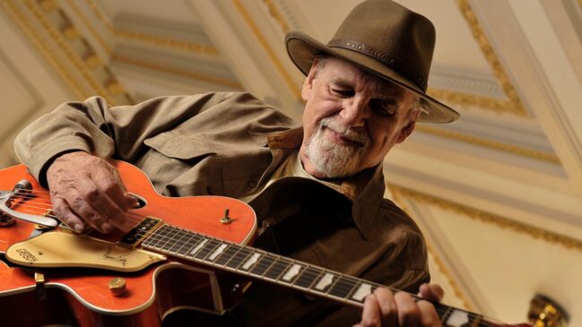 Read more about the article Legendary Guitarist Duane Eddy, Pioneer of the ‘Twang’ Sound, Dies at 86