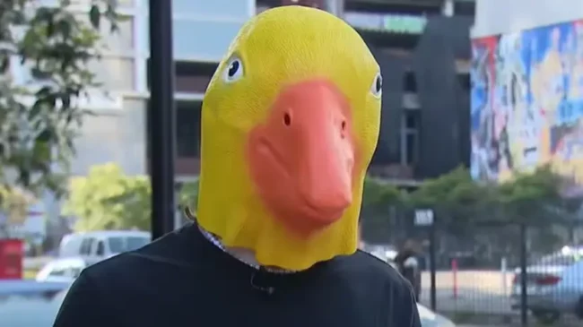 Read more about the article YouTube Daredevil ‘Reckless Ben’ Evades Arrest with Duck Mask Disguise During Tightrope Stunt