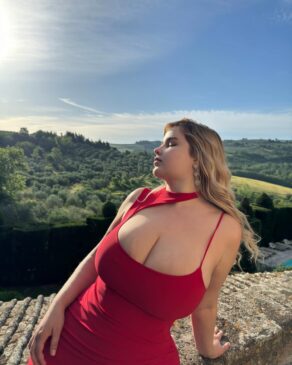 Read more about the article Anastasiya Kvitko’s Stunning Red Dress Photoshoot: A Vision of Elegance and Allure