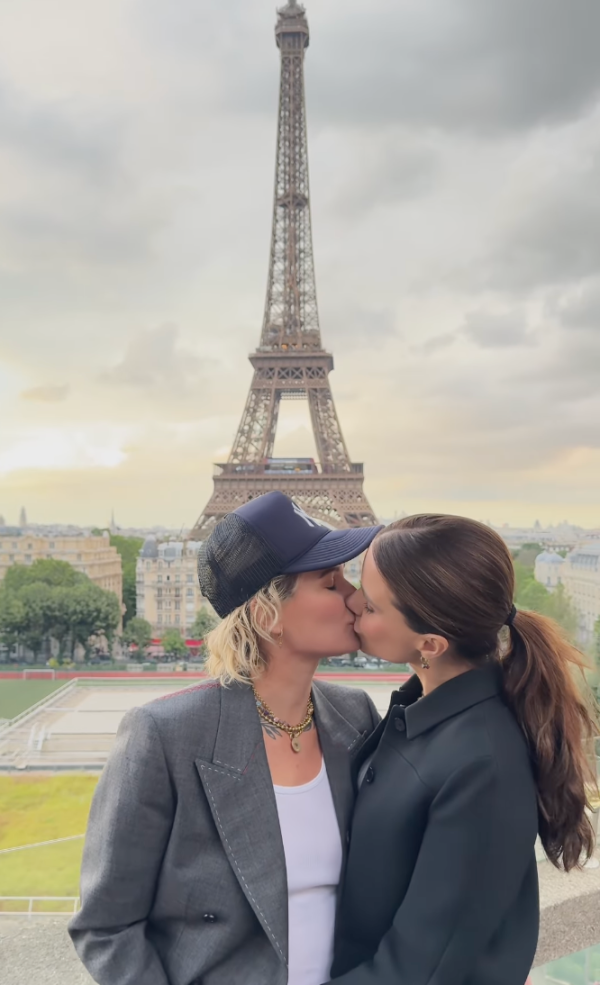 Read more about the article Ashlyn Harris and Sophia Bush Share Kiss in the City of Love