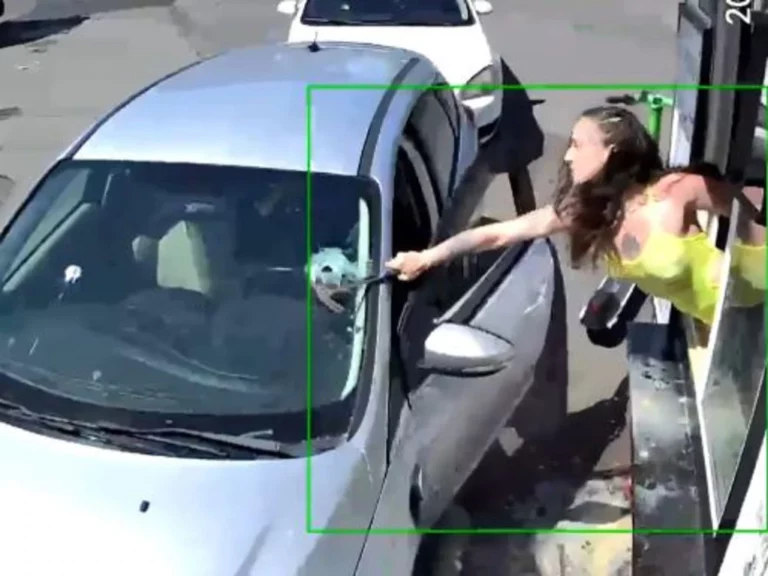 Read more about the article Bikini-Clad Barista Smashes Car Windshield in Dispute Over Coffee Order