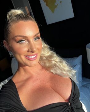 Read more about the article Businesswoman Quits Corporate Career at 41 to Join OnlyFans Amid Economic Challenges