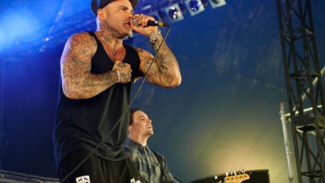 Read more about the article Crazy Town Lead Singer Seth Binzer, Known as Shifty Shellshock, Dies at 49