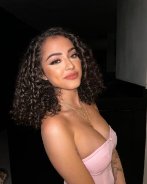 Read more about the article Malu Trevejo Stuns with Sizzling Hot Photos: A Blend of Elegance and Charm