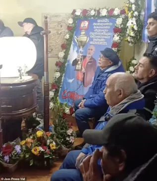 Read more about the article Mourners Watch Copa America Match Beside Relative’s Coffin at Chilean Wake
