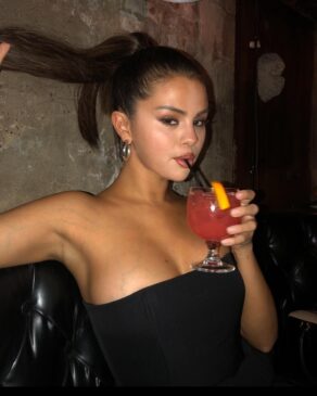 Read more about the article Selena Gomez Stuns in Black: A Vision of Elegance and Sensuality