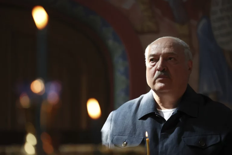 Belarus' Lukashenko Pardons 30 Protesters Amid Ongoing Crackdown on Dissent