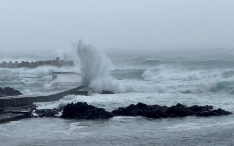 Typhoon Shanshan Hits Southwestern Japan, Causing Widespread Damage and Power Outages